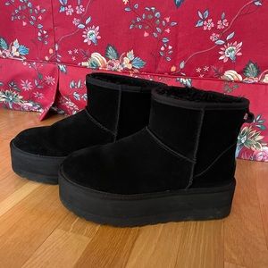 UGG CLASSIC MINI PLATFORM. Size 8